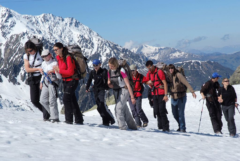 Chaîne de champions devant chaîne de montagnes…