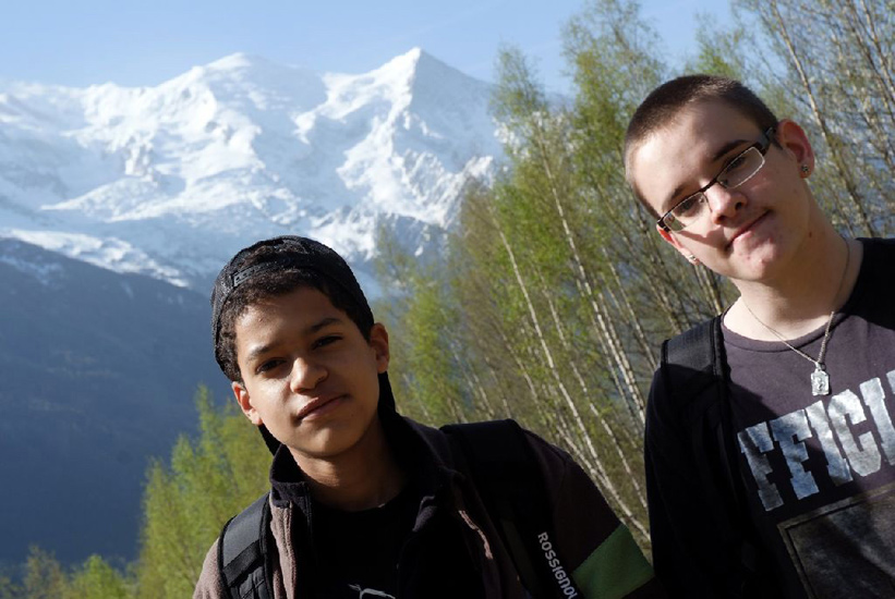 Devant les montagnes.