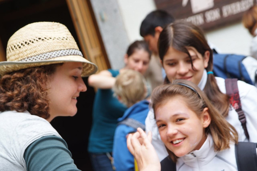 Les  jeunes filles sortent leurs plus beaux sourires et, cerise sur le gâteau, partent à la crème ! (Claire et Pauline)