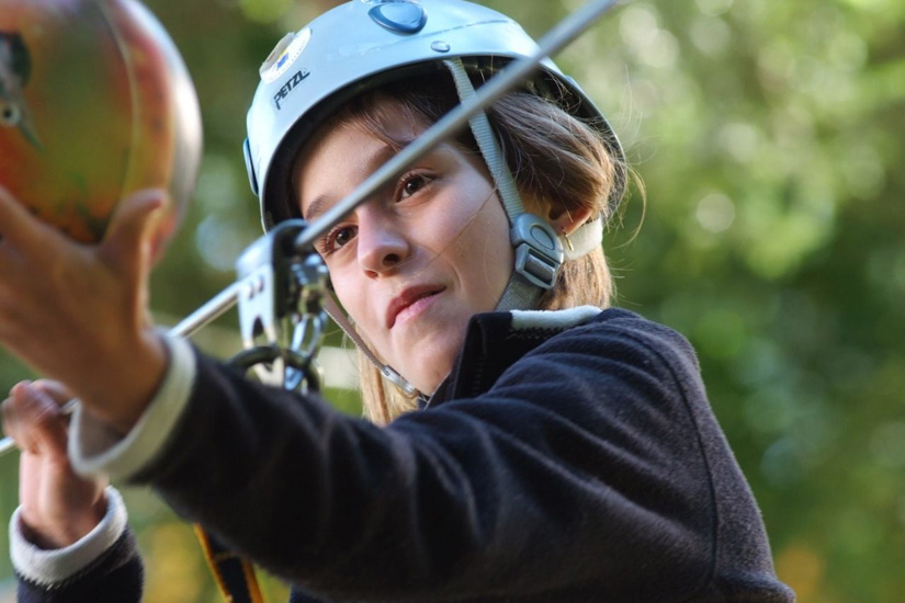Top départ ! Petite fille et balle en selle ! (Agathe)
