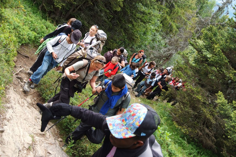Nous empruntons maintenant des sentiers plus escarpés ! La montagne est sous nos pieds…