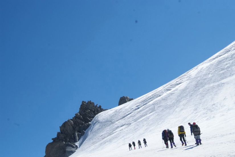 Pour notre sécurité, nous sommes tous encordés à 4 ou 5. Avec, à notre tête, un guide de haute montagne !