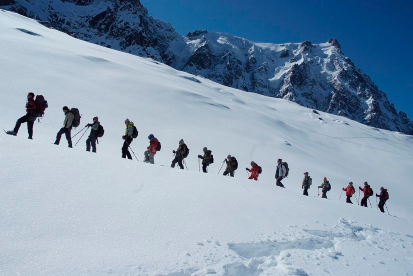 Au pied de l’Aiguille du midi, dans une épaisse couche de neige, nous poursuivons nos efforts…