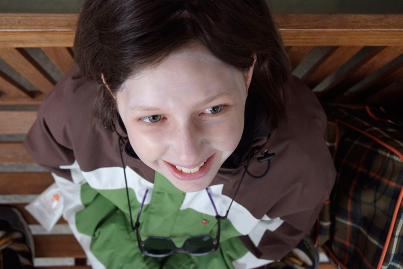 Sourire terrassant et sincère d’une jeune fille qui ne fait pas sans banc ! (Lucille)