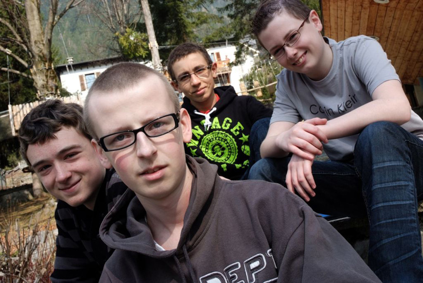 Pause terrasse pour les grands qui se laissent vivre tranquillement pour l’instant ! (Jefferson, Rémi, Qassim et Antonin)
