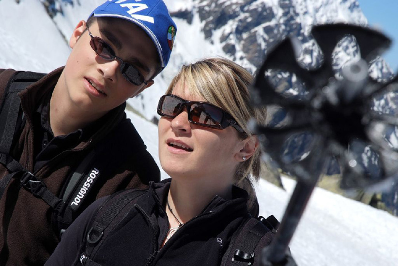 Tu vois Cédric, le sommet est là, au bout du bâton de ski !
