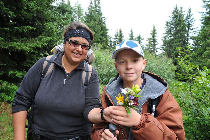 Julien offre un bouquet de fleurs à Tama.