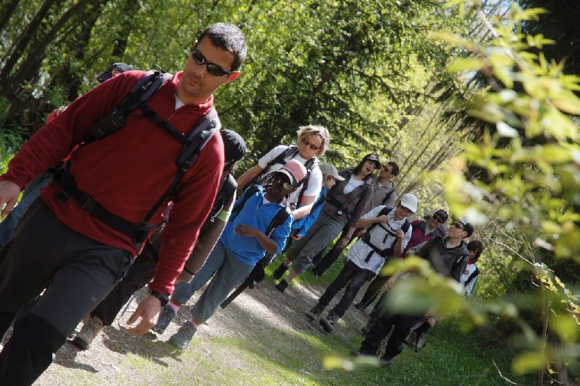 Direction le bois du Bouchet, dans les pas de notre accompagnateur Jérôme.
