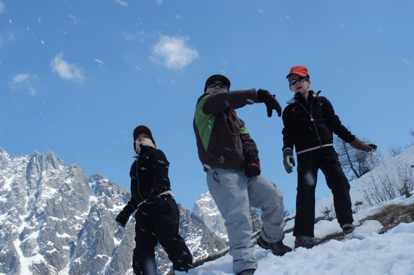 Evidemment, on ne pouvait échapper à une bataille de boules ! Antoine, Florian et Valentin.