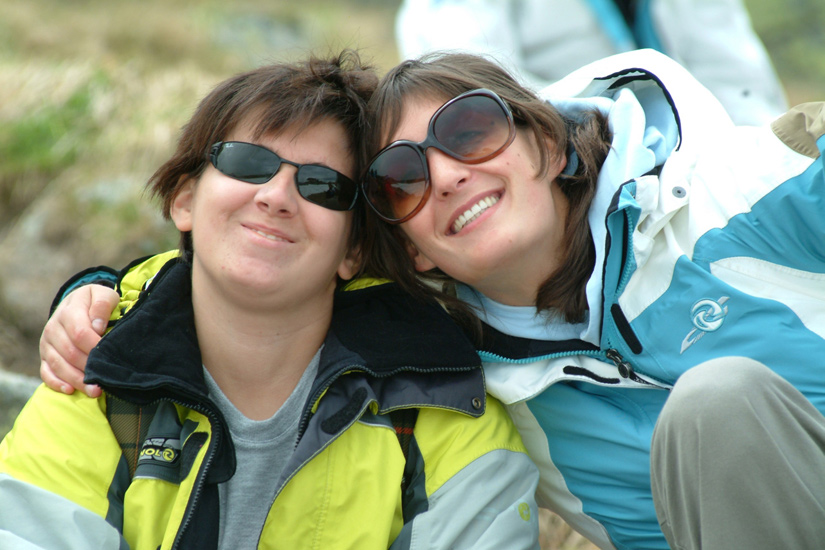 Les efforts ne nous entament pas et chaque pause est l’occasion d’un petit rapprochement facétieux ! (Vanessa et Viki)