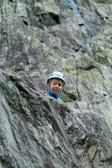 Pierre de taille et grimpeur à la hauteur ! Thomas perché dans le roc.