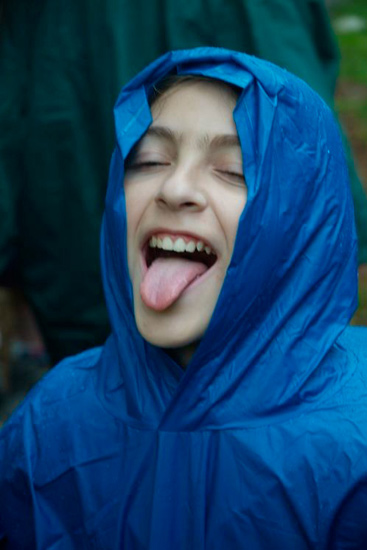 La pluie ne cesse de tomber mais n’altère pas notre joie. Nous en demandons encore ! Jeanne.