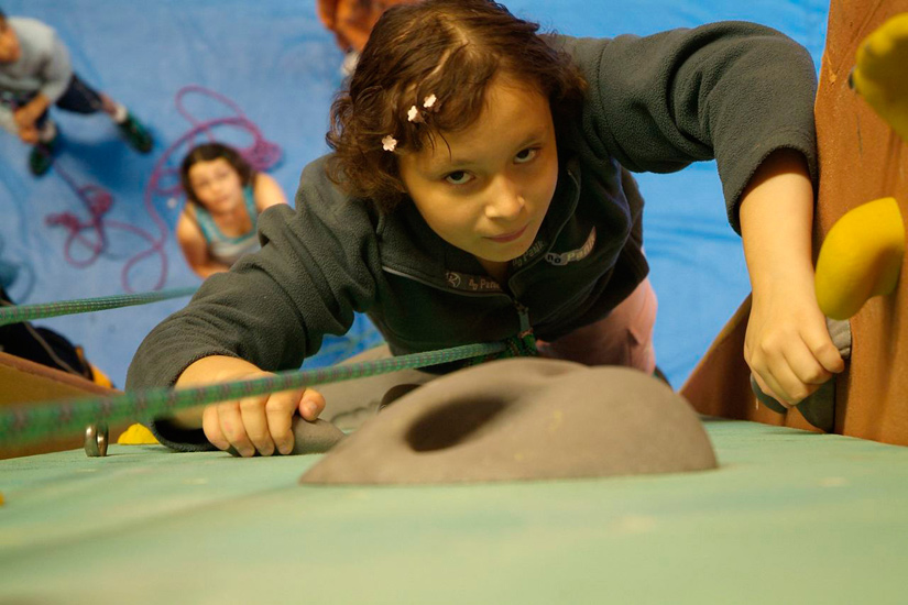 Des petites fleurs dans les cheveux  pour Sarah qui allie performance et élégance !