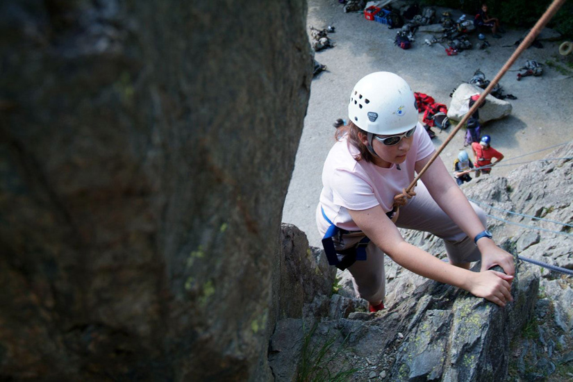 Hélène ne grimpe pas, elle bondit de cailloux en cailloux !