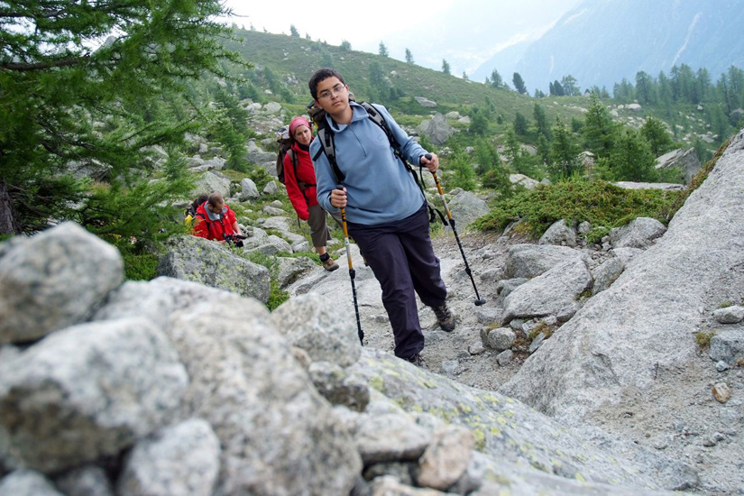 Avec les bâtons, mais sans les skis, Ilias poursuit son chemin !