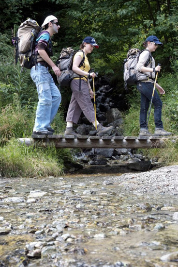 Première difficulté pour Phoebé et Pauline, la traversée d’un torrent vraiment très puissant ! Bravo les filles !