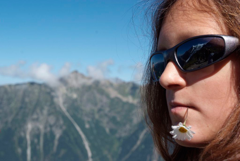 Justine, belle des montagnes, regarde droit vers son Everest !