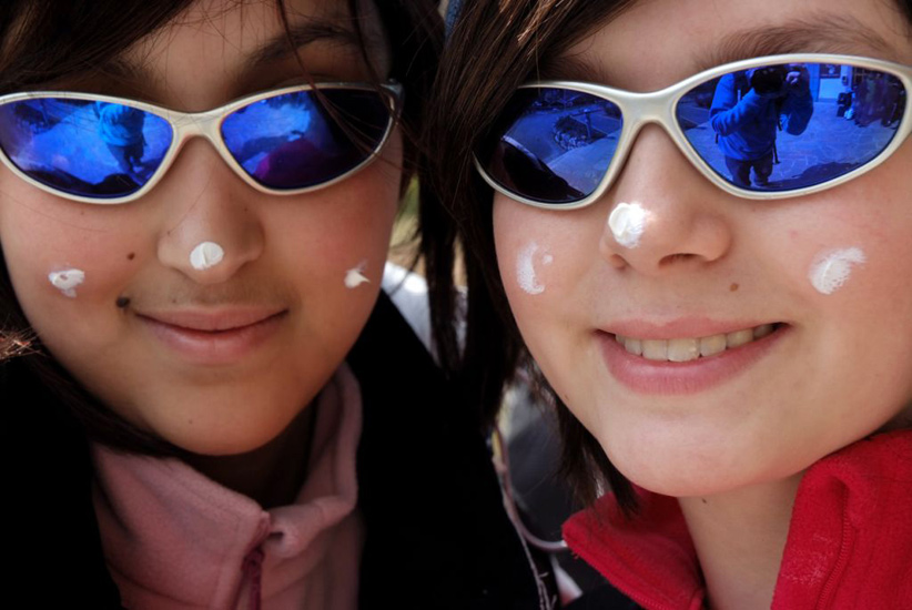 C’est l’heure d’aller reconnaitre le terrain, alors on se tartine pour se protéger du soleil ! (Safiya et Alicia)