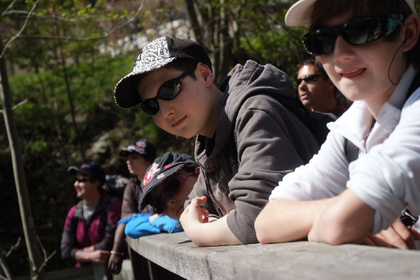 Jeunes faces ensoleillées au dessus de l’Arve ! Mickael, Lucien et Florian.