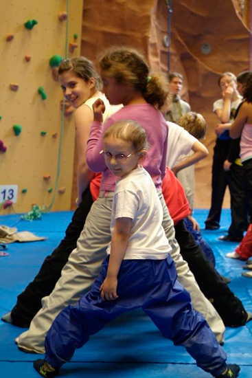 Jeu de jambes ! Raphaël et les filles.