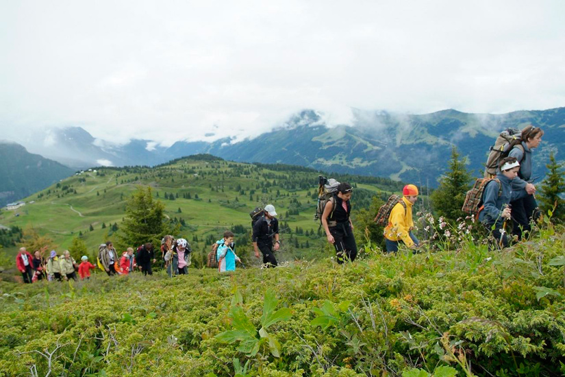 Déjà bien avancé, nous dominons maintenant notre point de départ ! La montagne s’ouvre à nous !