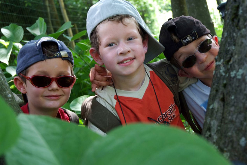 Trois lutins de la forêt heureux d’être ensemble ! (Brieuc, Léo et Julien).