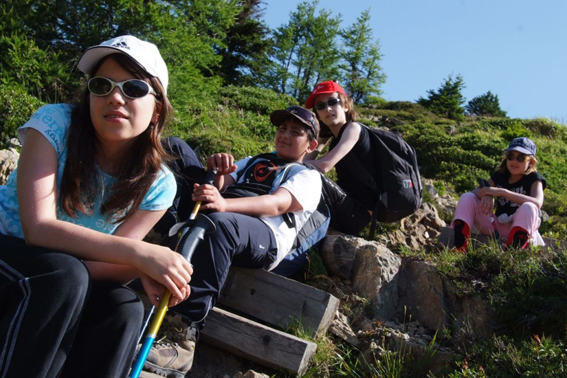 A chaque arrêt, la fatigue peut se lire sur les visages mais nous sommes toujours convaincus de réussir ! (Pauline, Servan, Elliot et Julina)