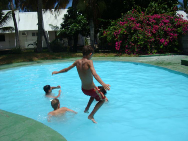Plouf, dans la piscine !