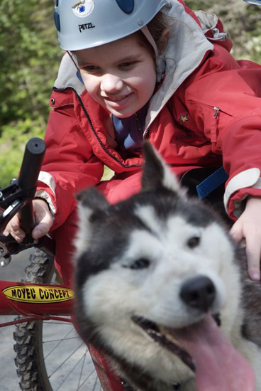 Une petite caresse pour son compagnon, Mélissa sait parler aux huskies !