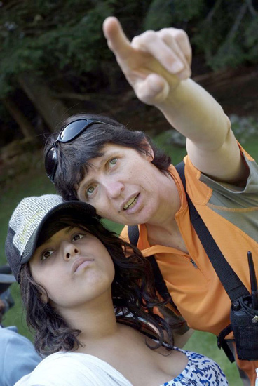 Tu la vois la marmotte, là-bas en haut à gauche derrière l’arbre à droite ! Heu, non ! (Iman & Marie)