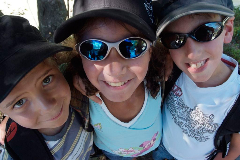Trio malicieux aux sourires éclatants : Nils, Sarah et Timothée.