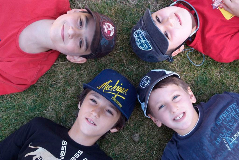 Quatre jeunes champions aux regards étoilés ! Maël, Alrik, Timothée et Antoine.