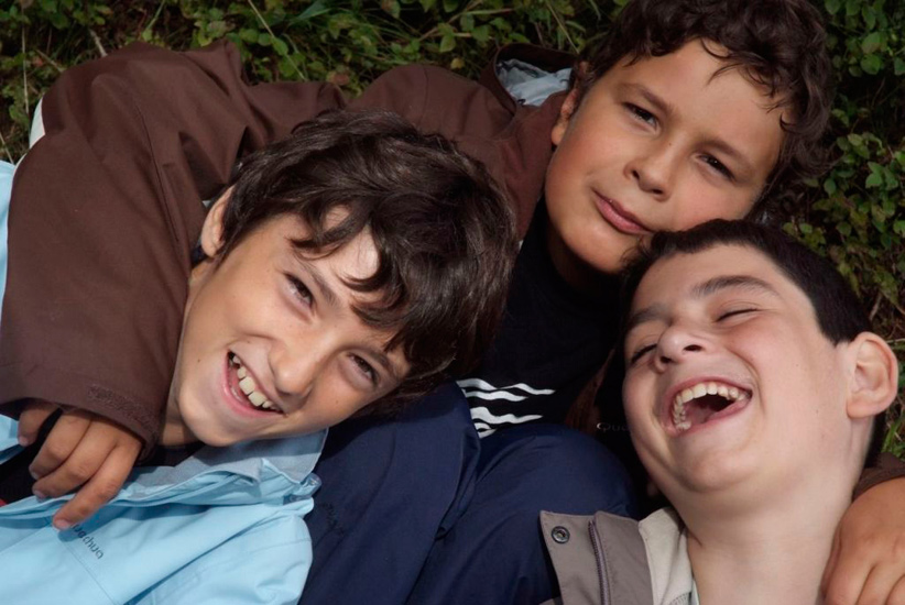 Réunis et hilares au sol, trois potes infatigables : Alrik, Benoît et Maël !