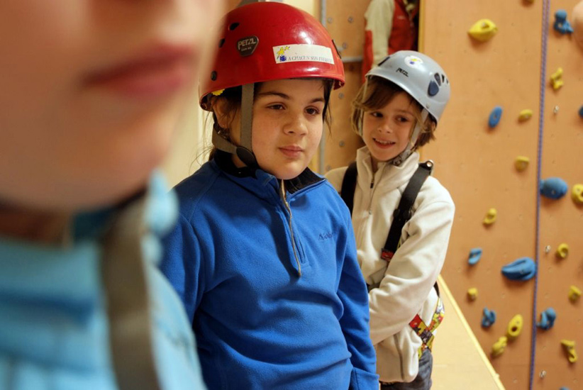 On enfile les casques et c’est parti pour la Via Ferrata ! (Sarah et Louis)