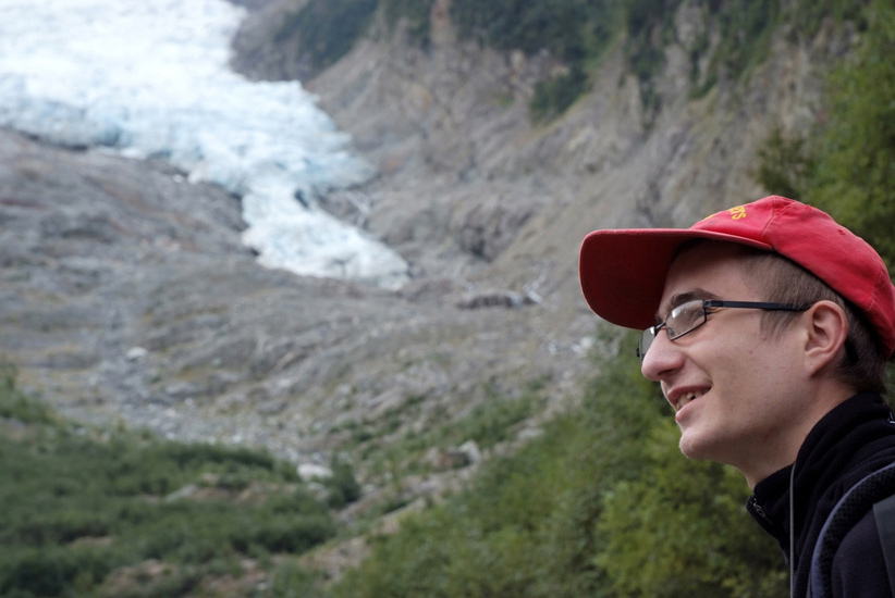 Anthony face au glacier.