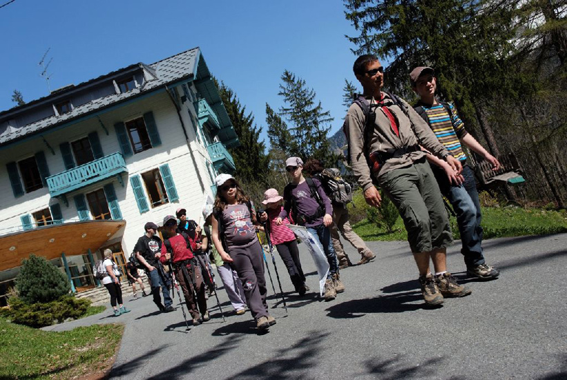 On laisse la maison derrière nous.