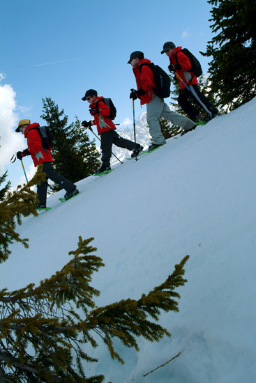 Enfoncez bien les raquettes dans la neige, on aura les traces pour le retour !
