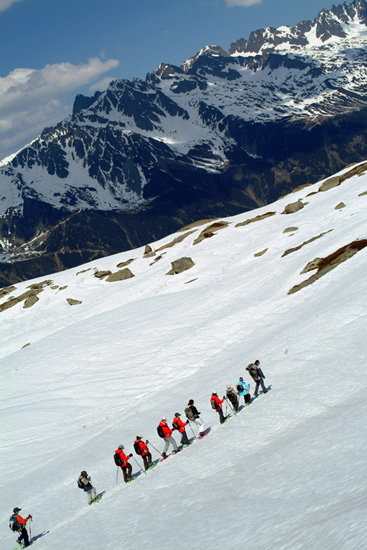 C’est bien de marcher groupés car on a vite fait de s’égarer dans l’immensité des montagnes !