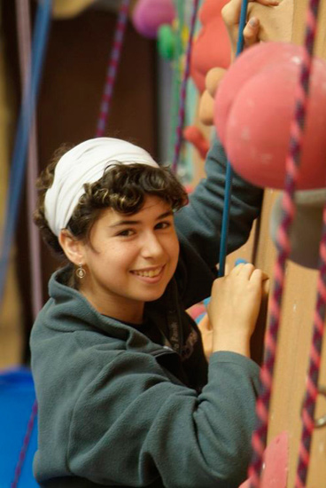Sourire radieux alors qu’il tombe des cordes… Marion fait le mur !