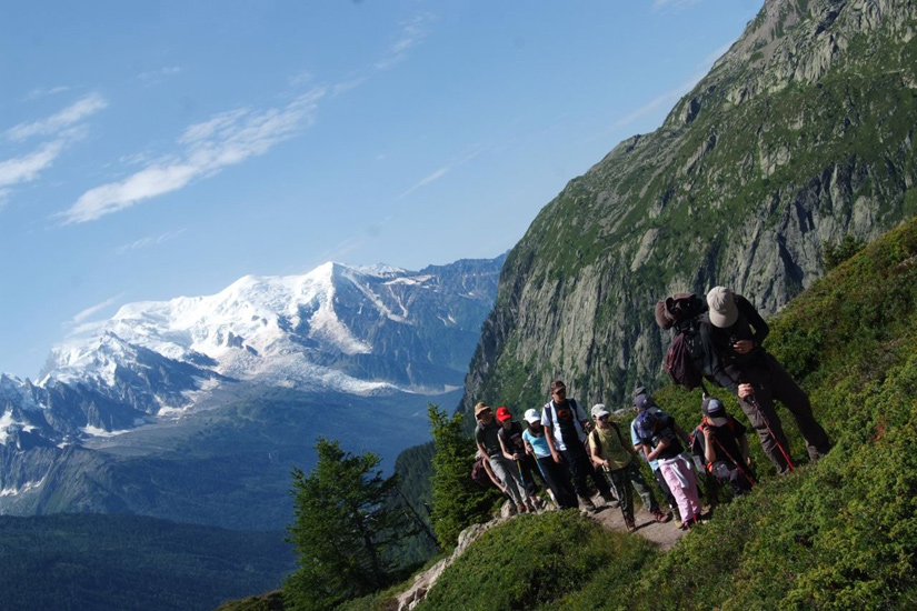 C’est reparti ! Dans notre dos, le Mt Blanc et, à la radio, Christine qui mène le second groupe !