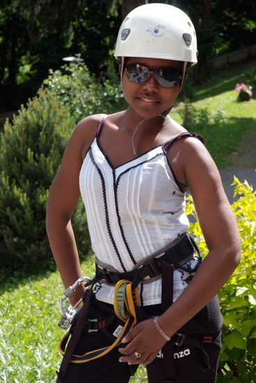 Rendez-vous sur la terrasse juste avant la tyrolienne… Tenue correcte exigée ! (Bibi)
