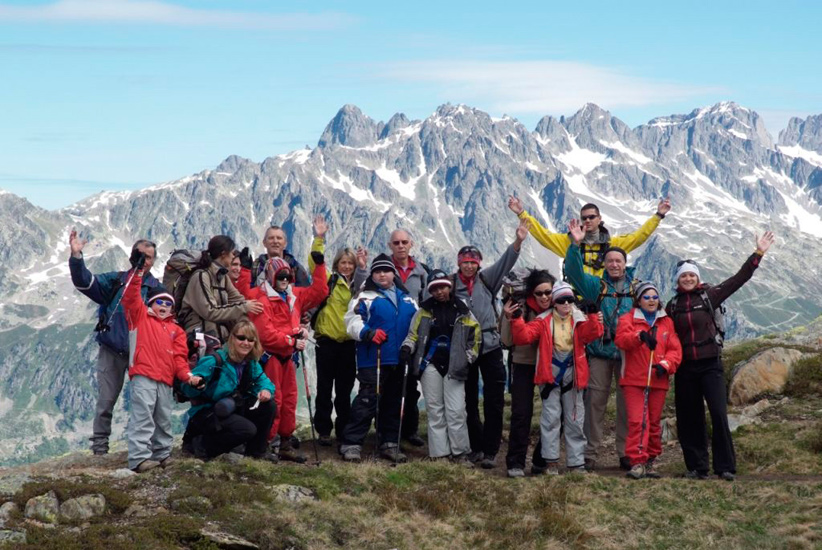 Avant de nous élancer à nouveau, petite réunion informelle devant les Aiguilles rouges !