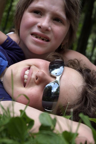 Les filles s’offrent une pause dans l’herbe, comme c’est agréable… (Emma et Lauren)