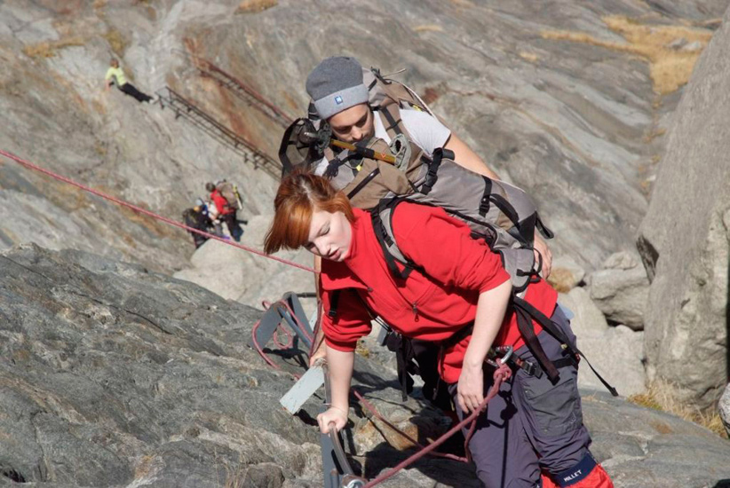 Chaque équipe s’extrait finalement des encombres pour atteindre le pied du glacier ! (Anne-Laure et Timothée)
