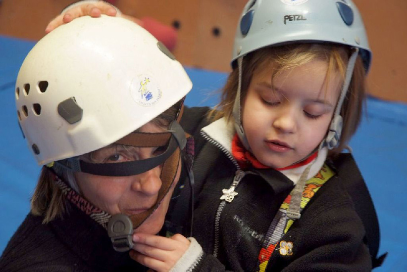 C’est bon Maryse tu peux grimper, ton casque est bien en place ! (Marina)