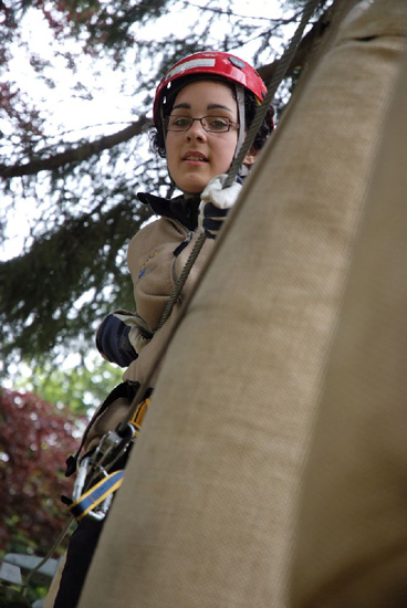 Chloé se demande bien ce que font ces sacs géants sur son chemin !
