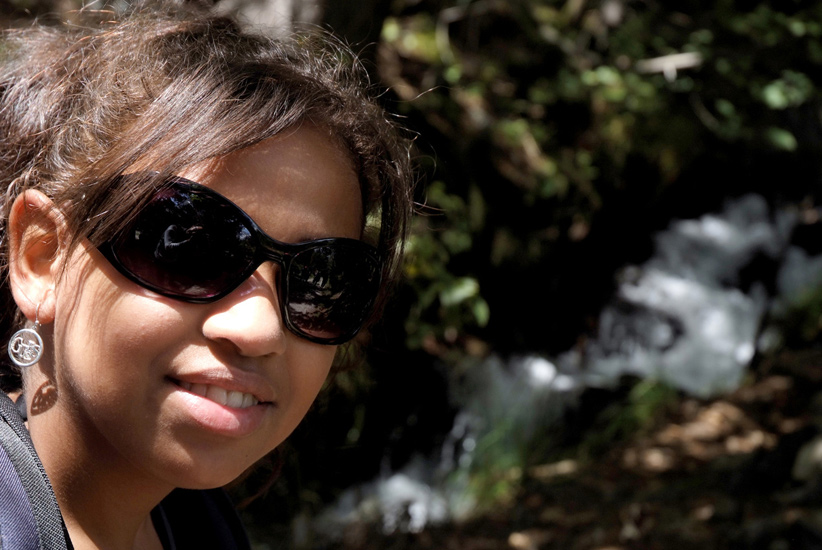 Natacha devant la cascade.
