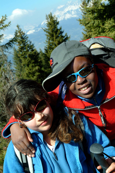Alexia : Pull bleu, lunettes rouges – Ophélie : Pull rouge, lunettes bleues !