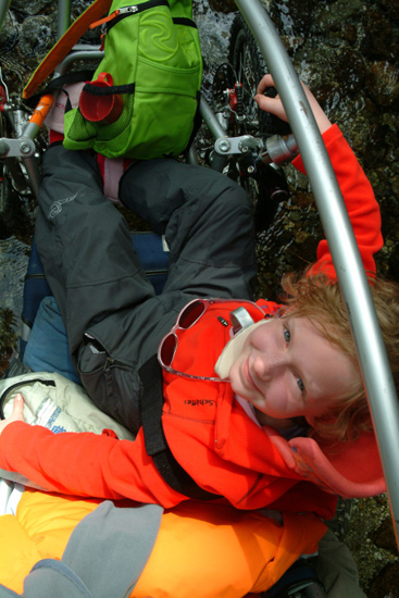 Vue de haut de Shirley dans son cokpit ; sourire « aérien » !