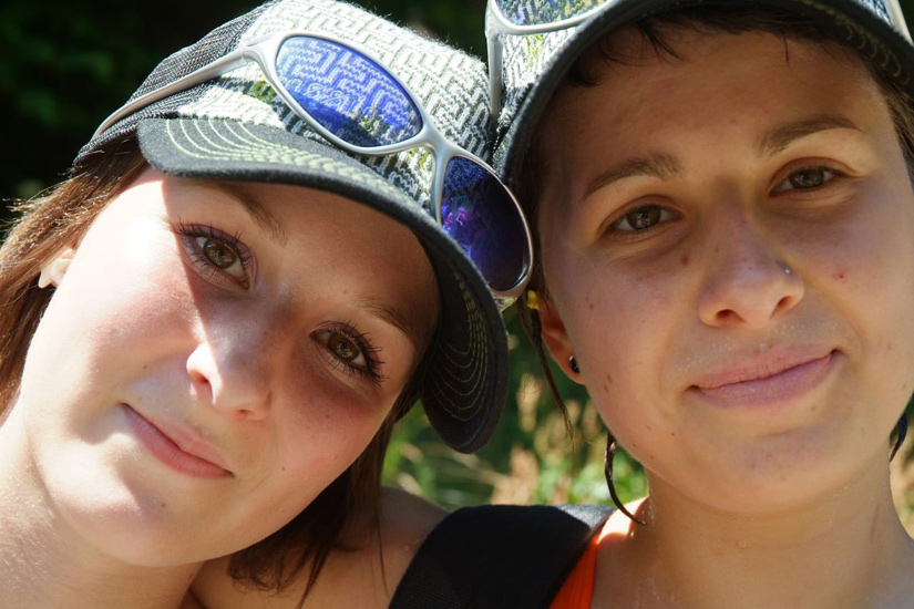 Casquettes de stars et lunettes de surfeuses, c’est simple c’est trop la classe ! (Lucie et Florine)